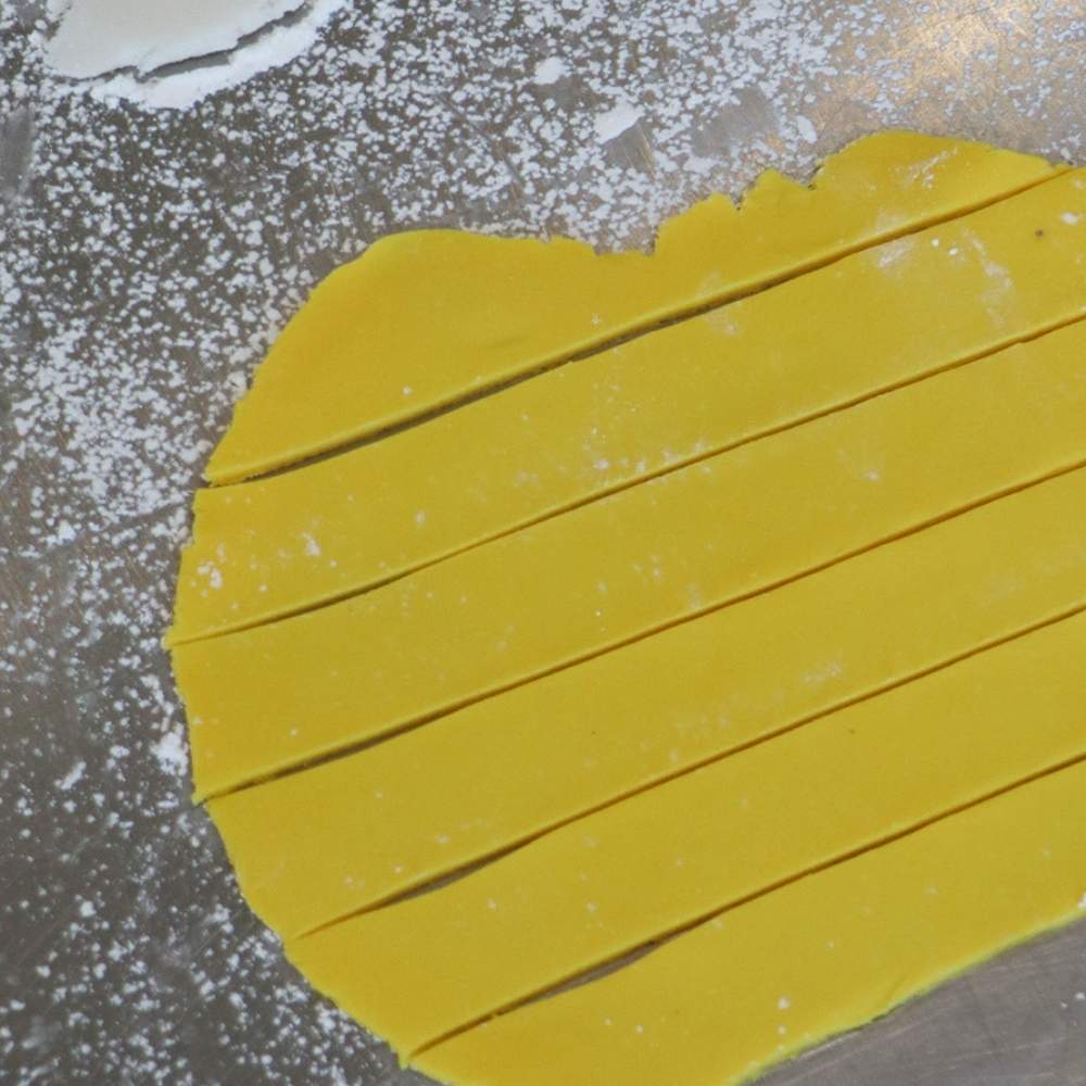 Bandes de pâte à sucre jaune